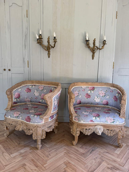 Armchair with lion motif & wreath of roses in Provencal finish~