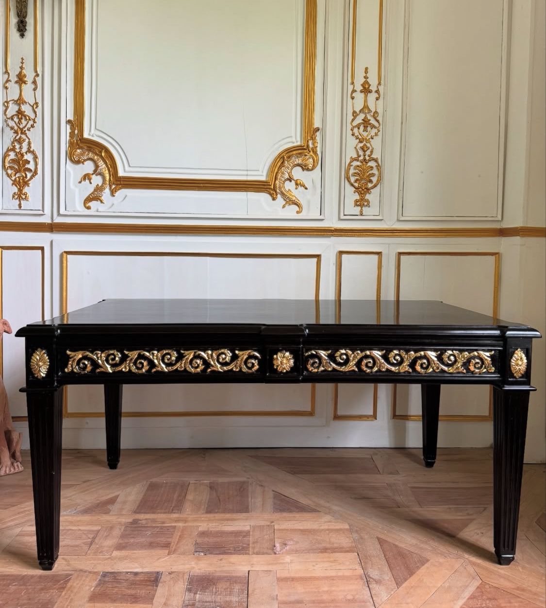 Center table with elegant carving~