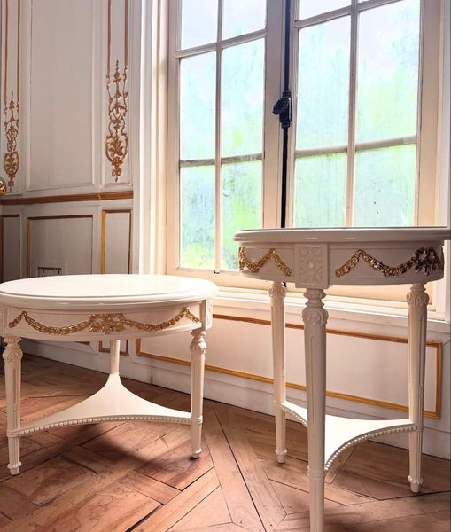 Delicate side table with wreaths and bows~