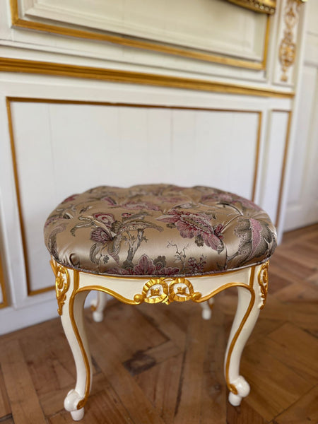 Louis XV tabouret in oval silhouette~
