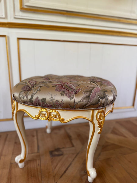 Louis XV tabouret in oval silhouette~