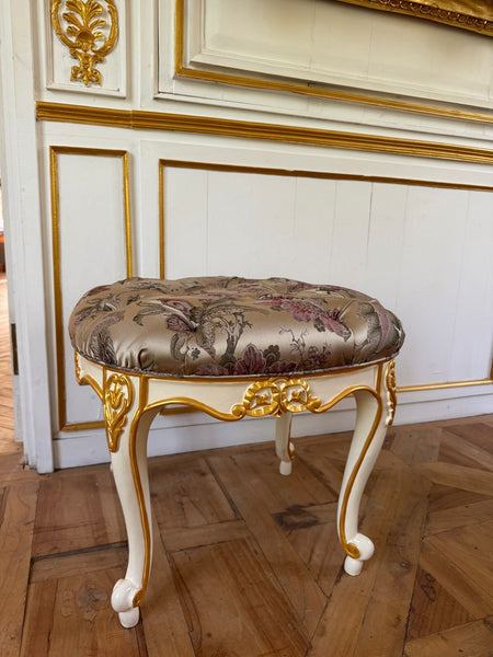 Louis XV tabouret in oval silhouette~