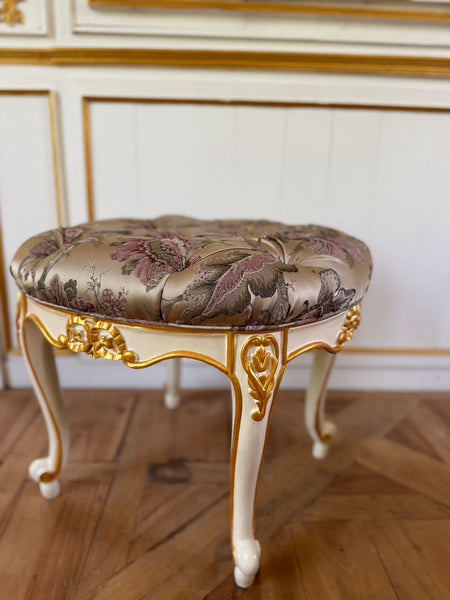 Louis XV tabouret in oval silhouette~