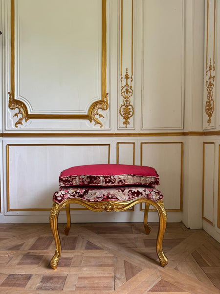 Louis XV dramatic tabouret~