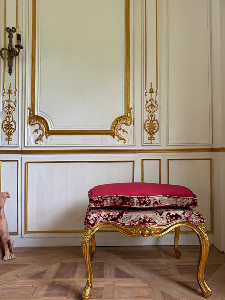 Louis XV dramatic tabouret~