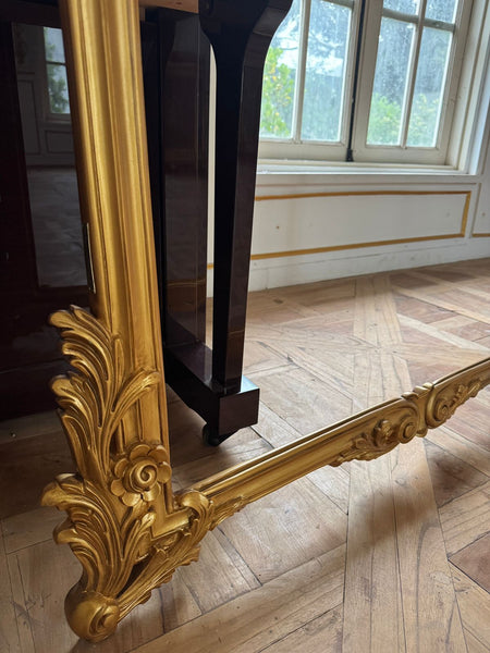 Elegant frame with a dramatic silhouette~