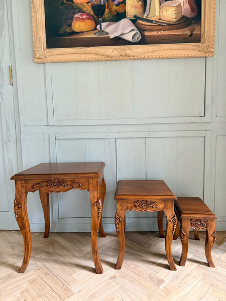 Nesting table with foliage~