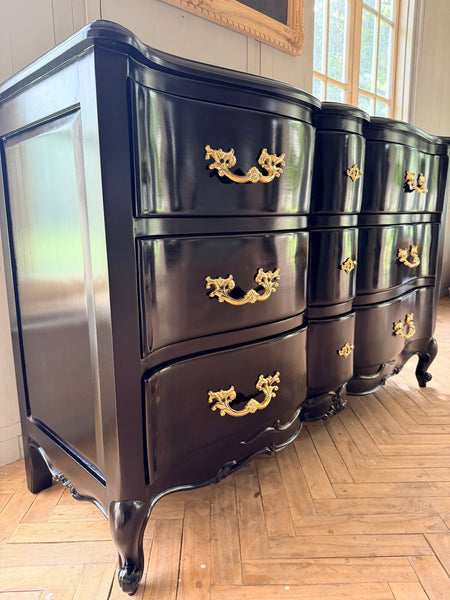 Louis XV commode with subtle silhouette in black~