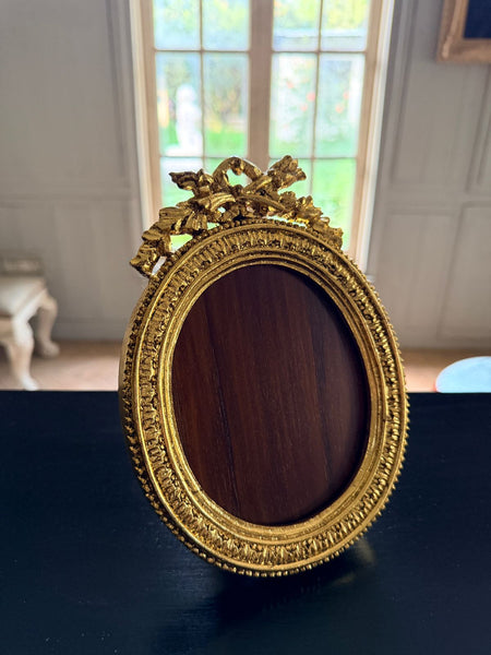 Louis XVI petite unfurling frame with acanthus leaves~