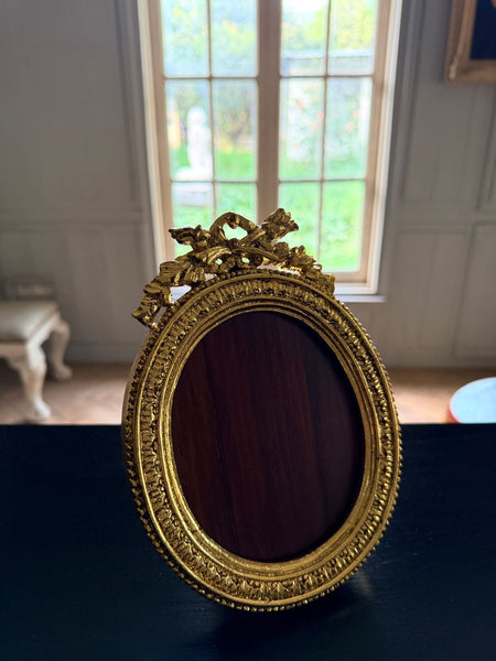 Louis XVI petite unfurling frame with acanthus leaves~