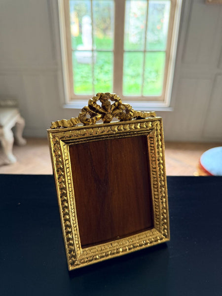 Louis XVI petite frame with stretched bow~