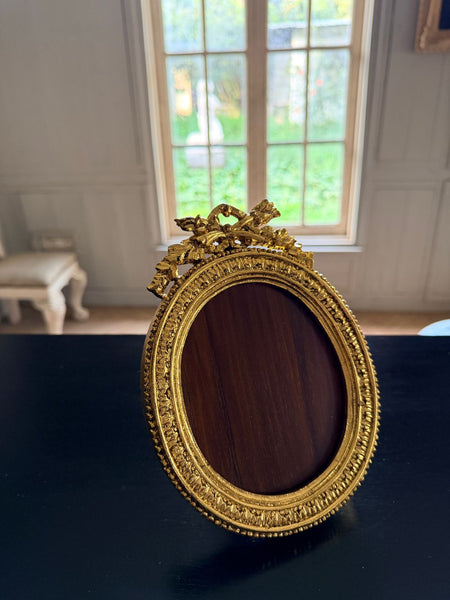 Louis XVI petite unfurling frame with acanthus leaves~