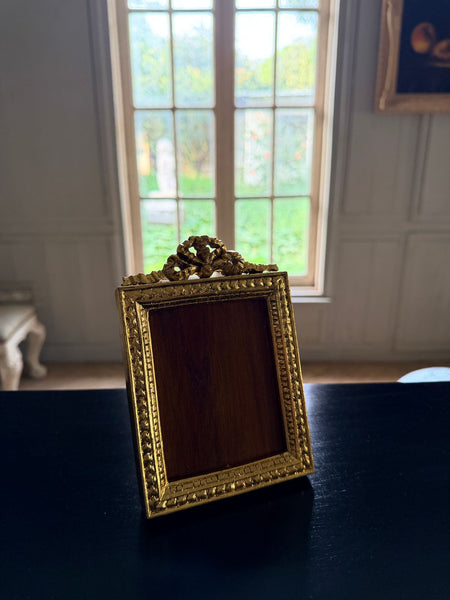 Louis XVI petite frame with stretched bow~