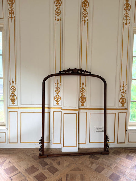 Elegant frame with sleek silhouette~