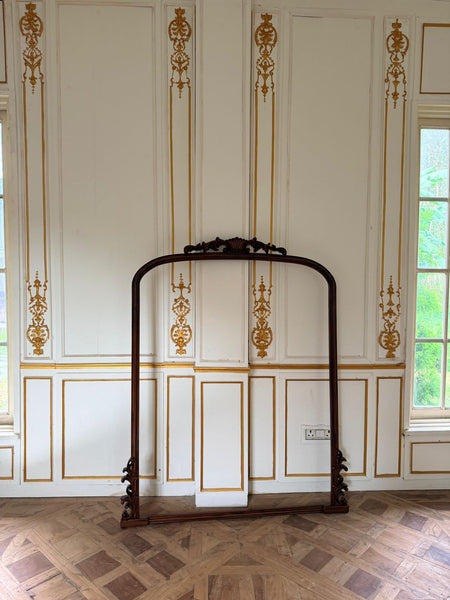 Elegant frame with sleek silhouette~