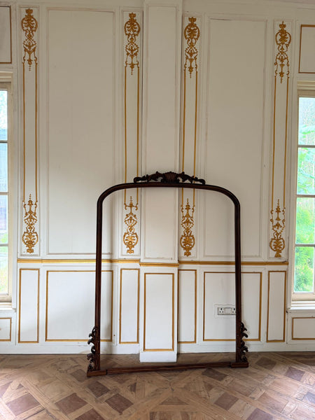 Elegant frame with sleek silhouette~