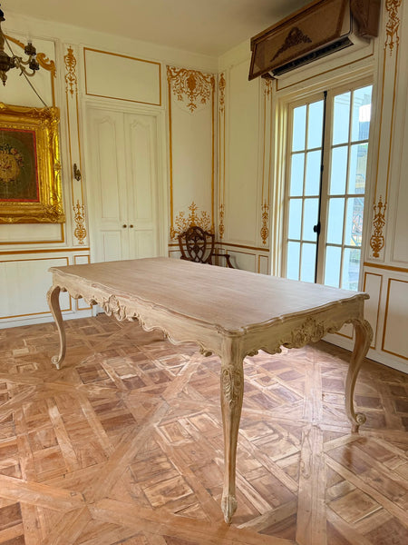 Louis XV dining table with cockle shell motif