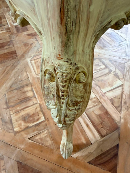 Louis XV dining table with cockle shell motif