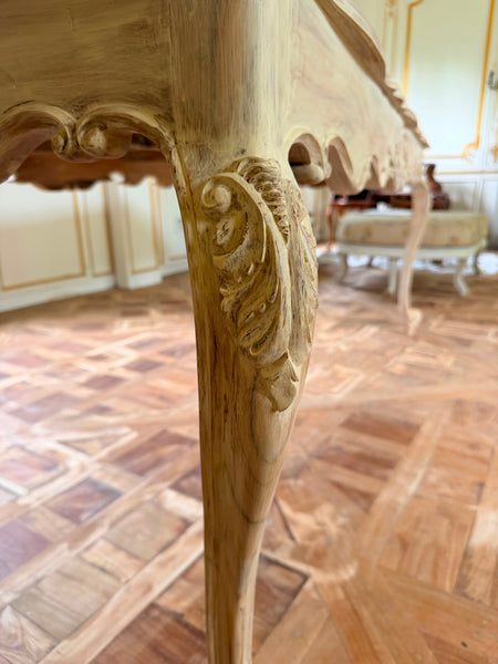 Louis XV dining table with cockle shell motif