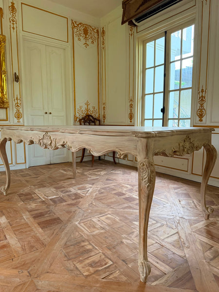 Louis XV dining table with cockle shell motif