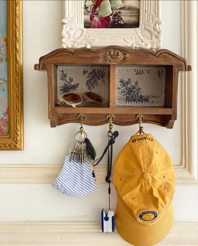 Petite wall shelf with key holders~