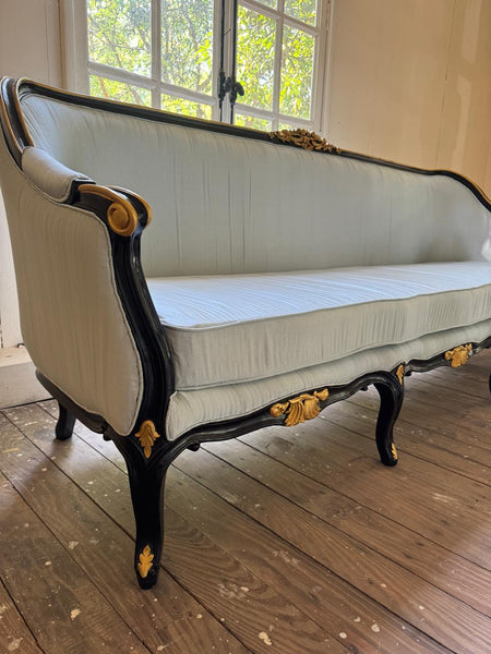 Canapé / sofa with a sophisticated silhouette