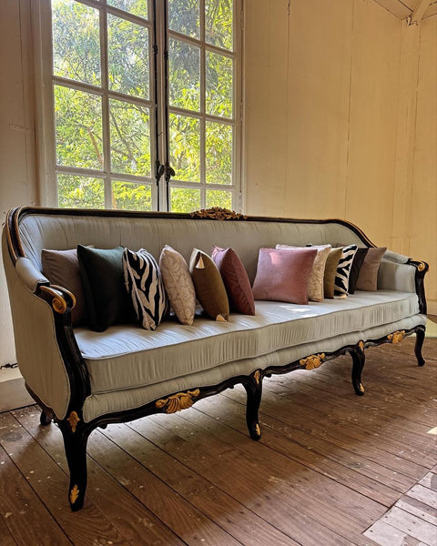 Canapé / sofa with a sophisticated silhouette