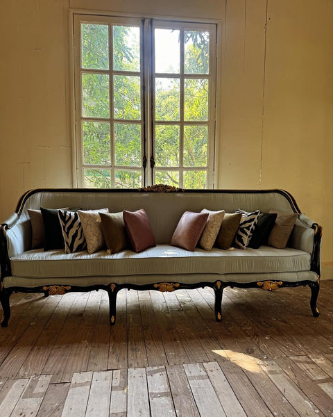 Canapé / sofa with a sophisticated silhouette