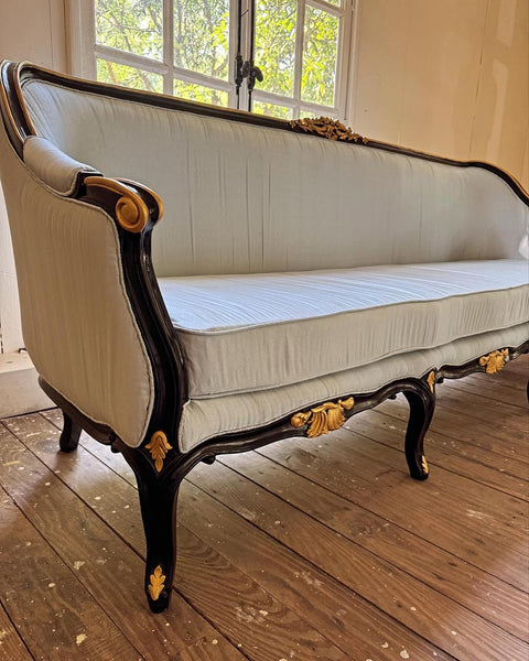 Canapé / sofa with a sophisticated silhouette