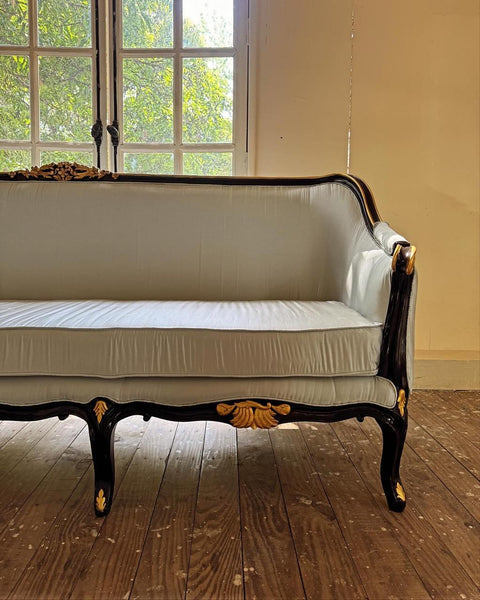 Canapé / sofa with a sophisticated silhouette
