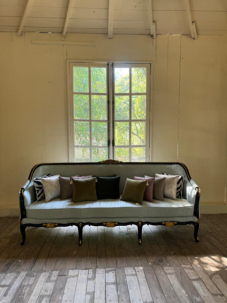 Canapé / sofa with a sophisticated silhouette
