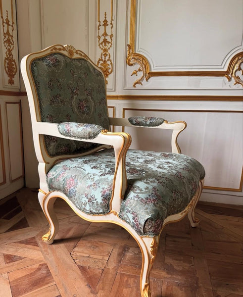 Classic Louis XV fauteuil and ottoman set~