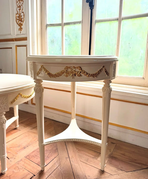 Delicate side table with wreaths and bows~