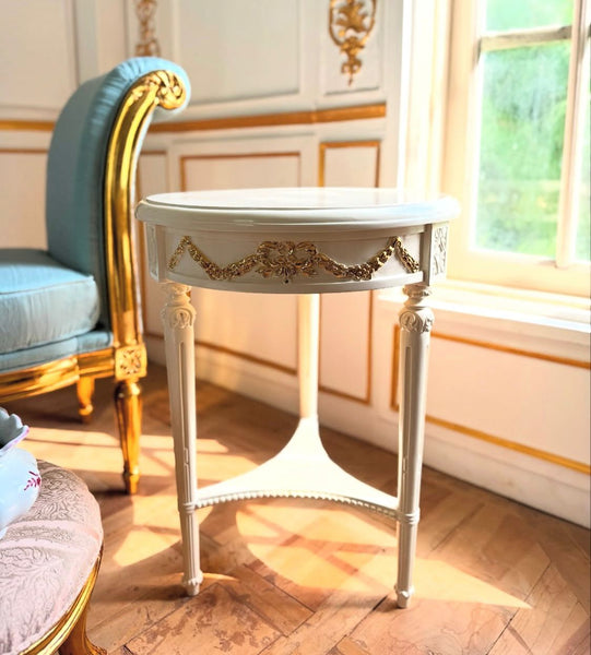 Delicate side table with wreaths and bows~
