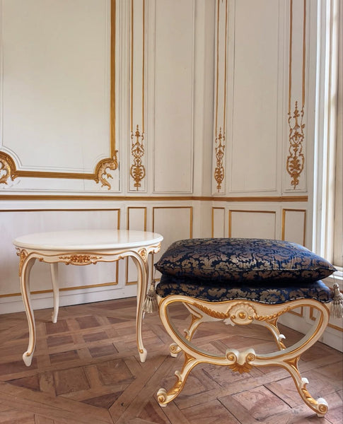 Louis XV round table with sleek legs ~