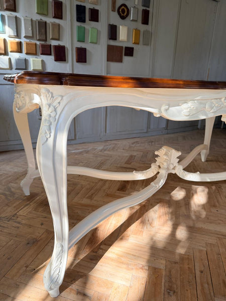 Louis XV dining table with naturalistic, voluptuous motifs