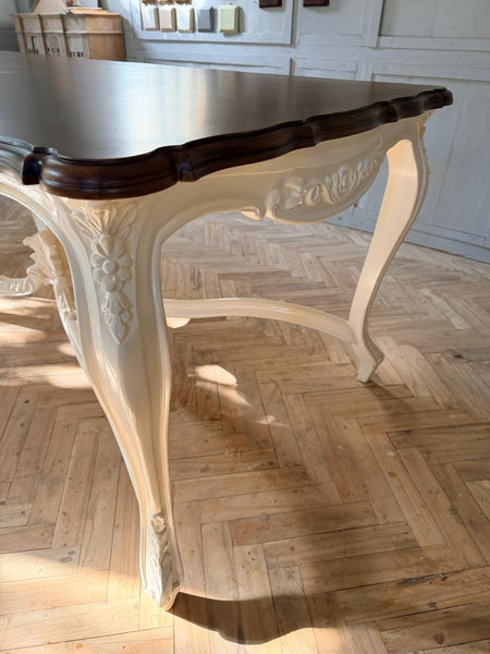 Louis XV dining table with naturalistic, voluptuous motifs