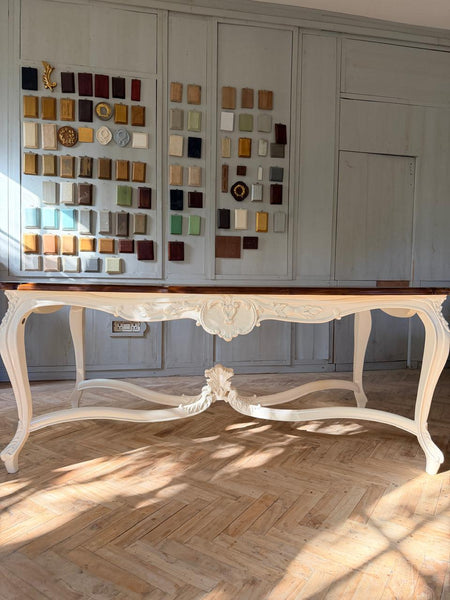 Louis XV dining table with naturalistic, voluptuous motifs