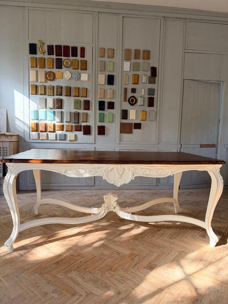 Louis XV dining table with naturalistic, voluptuous motifs