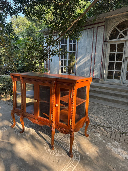Louis XV Vitrine in classic walnut~