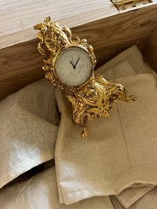 Miniature mantleclock of rococo quintessence