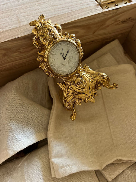 Miniature mantleclock of rococo quintessence