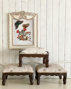 Minimal footrest of Louis XV inspirations