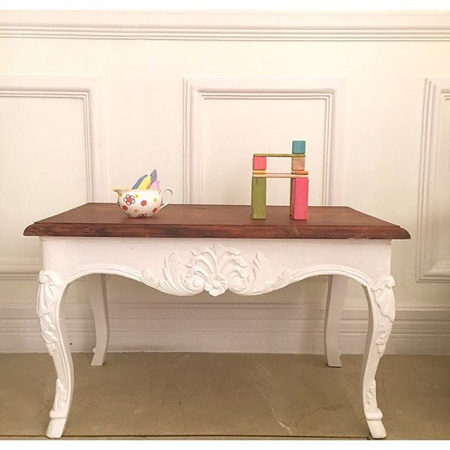 Centre table with rare & delicate doe legs and foliage rococo motifs
