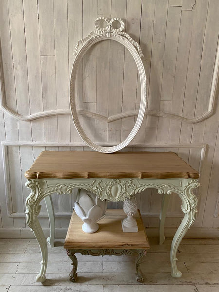 Rare oval silhouette The Unfurling riband frame