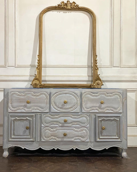 Sleek Louis XVI frame