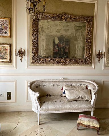 Corbeille sofa inspired by the Louis XVI era
