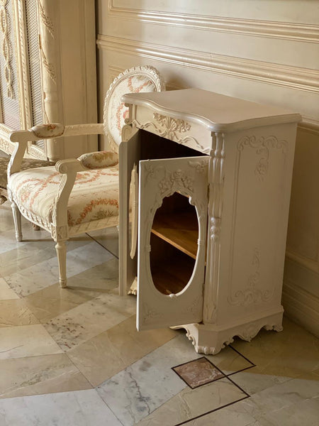 Meuble d'appui / petite cabinet with exuberant details
