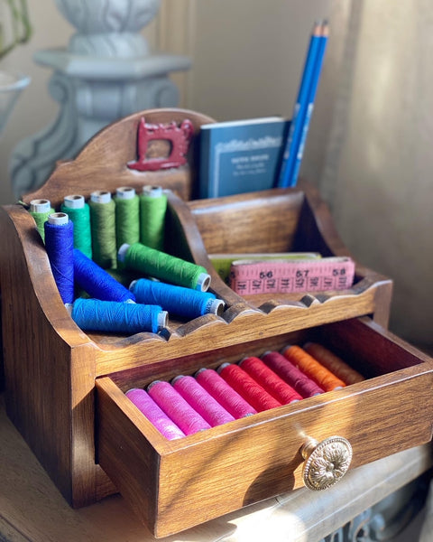 Diminutive organiser with sartorial motif