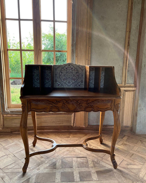 Desk of Louis XV features with elegant silhouette
